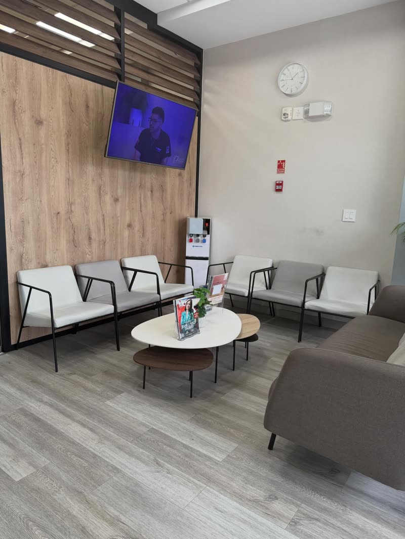 Sala de espera cómoda y moderna de Panamá Sonríe